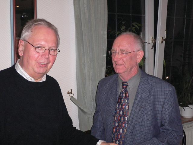 Generalversammlung 020.jpg - Verabschiedung von Generalmajor Anton Eßling durch Vorsitzender Ewald Koller.